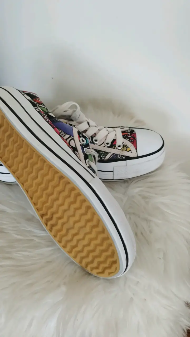 Zapatillas urbanas con diseño gráfico colorido - 3