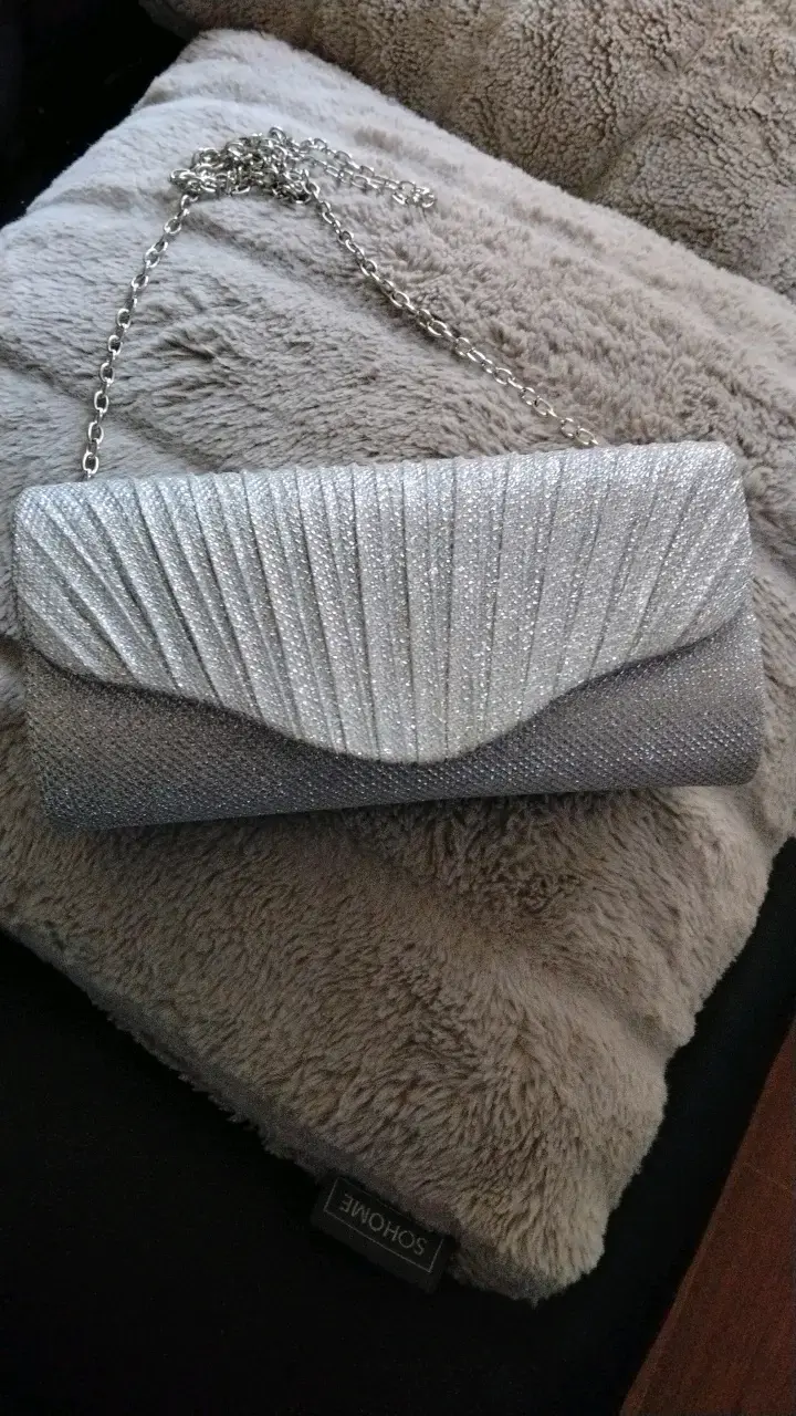 Clutch plateado brillante con cadena - 1