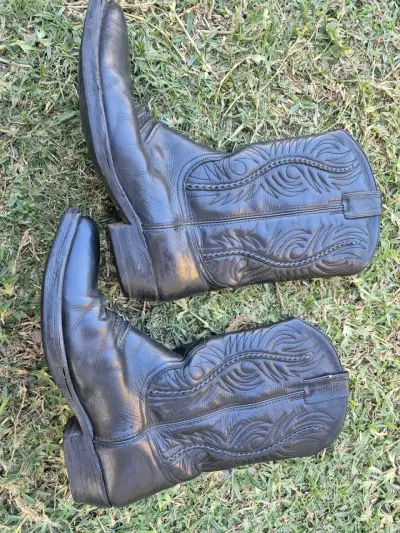 Botas vaqueras de cuero negro con diseño - miniatura 1