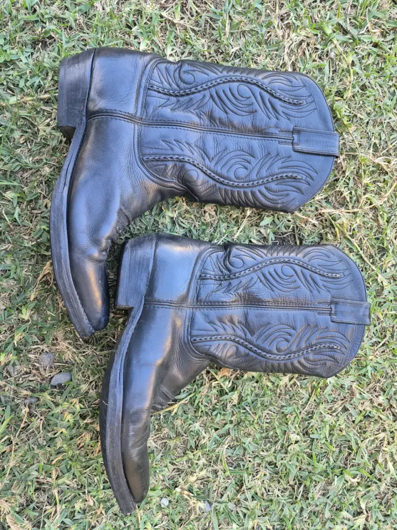 Botas vaqueras de cuero negro con diseño - 2