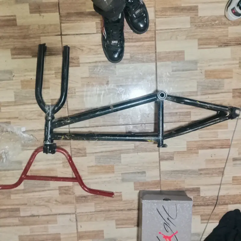 Cuadro de bicicleta BMX Mongoose con manubrio