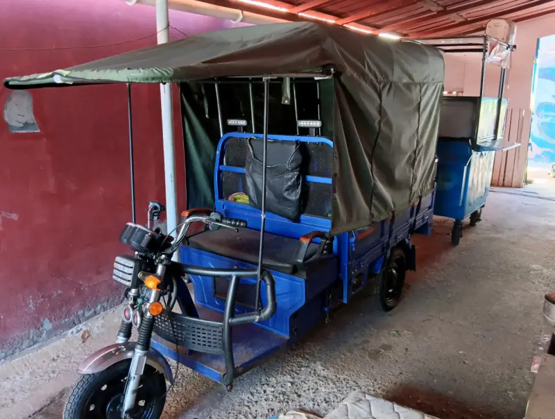 Motocarro eléctrico azul con toldo - 2
