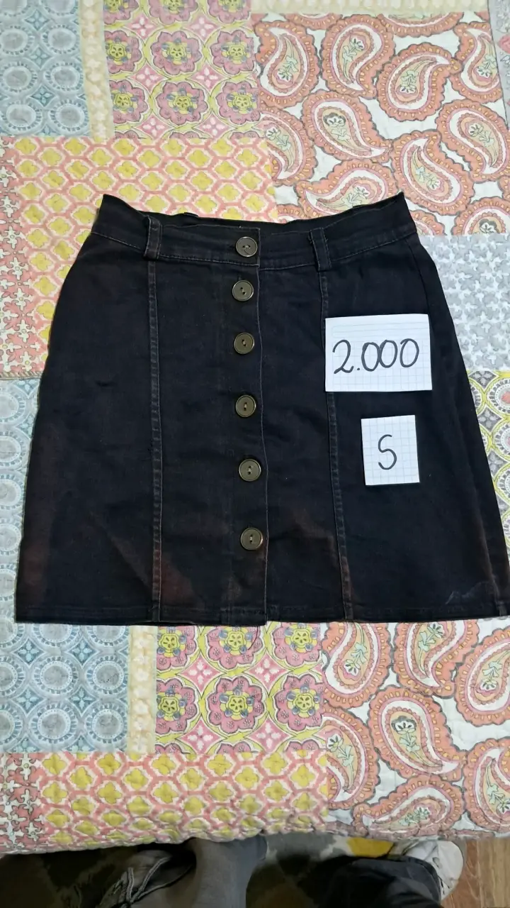 Falda negra de mezclilla con botones