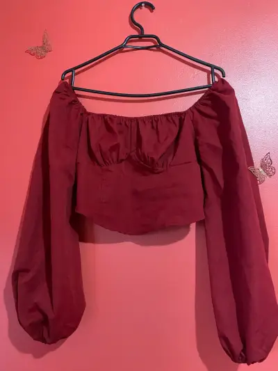 Blusa off-shoulder burdeos con mangas abullonadas - miniatura 1