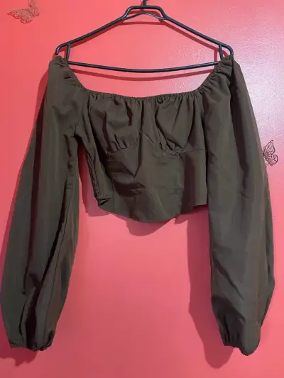 Blusa off-shoulder burdeos con mangas abullonadas - miniatura 2