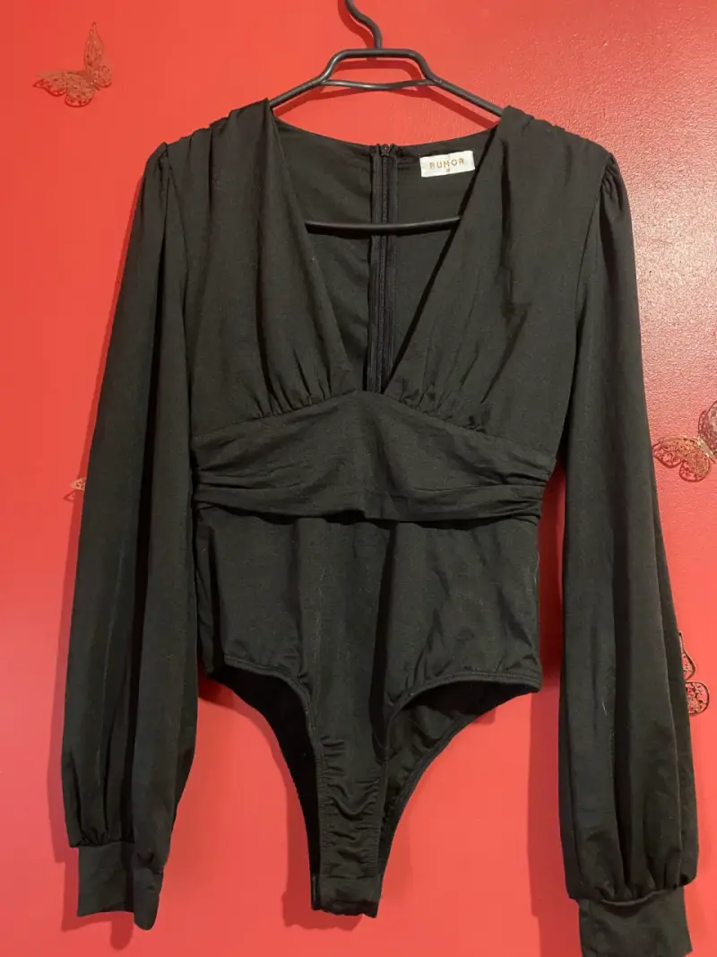 Blusa off-shoulder burdeos con mangas abullonadas - 3