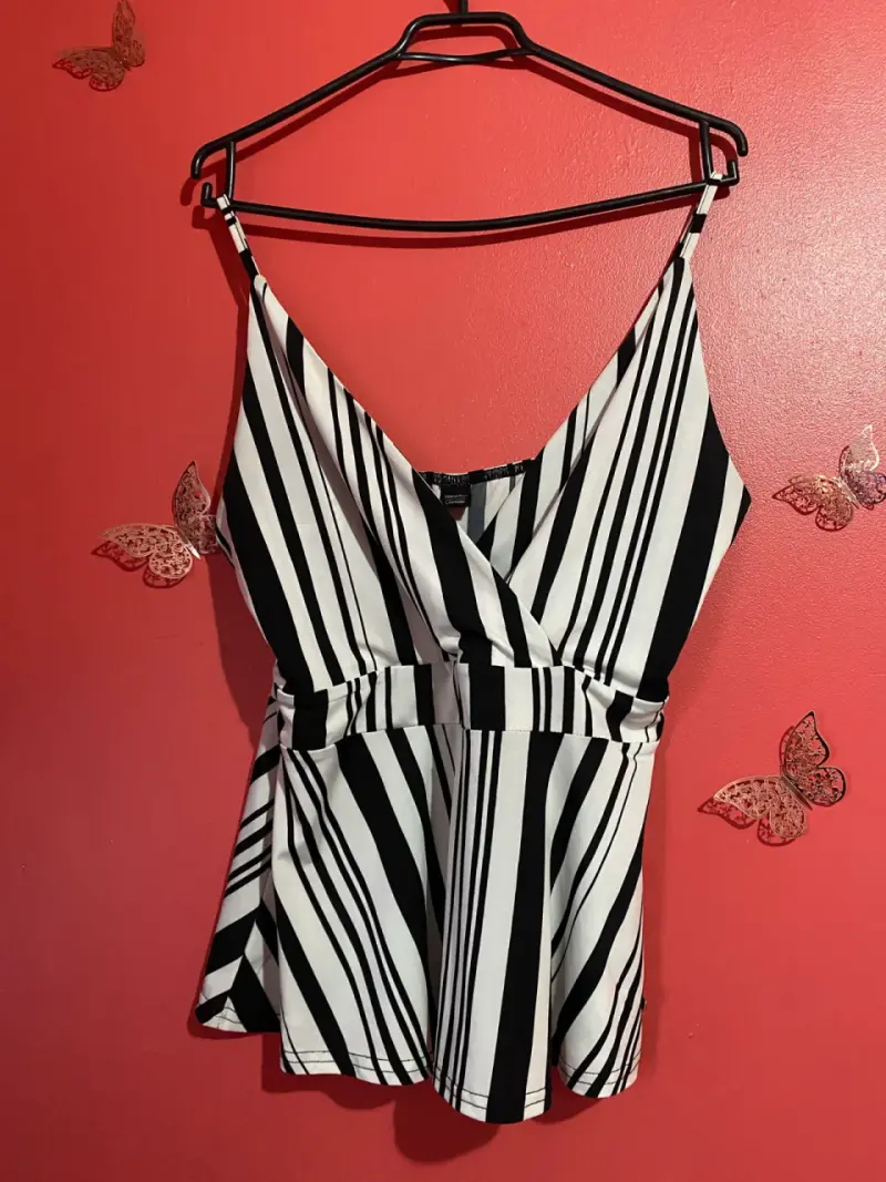 Blusa off-shoulder burdeos con mangas abullonadas - 4