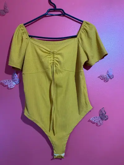 Blusa off-shoulder burdeos con mangas abullonadas - miniatura 5
