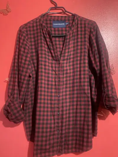 Blusa off-shoulder burdeos con mangas abullonadas - miniatura 6