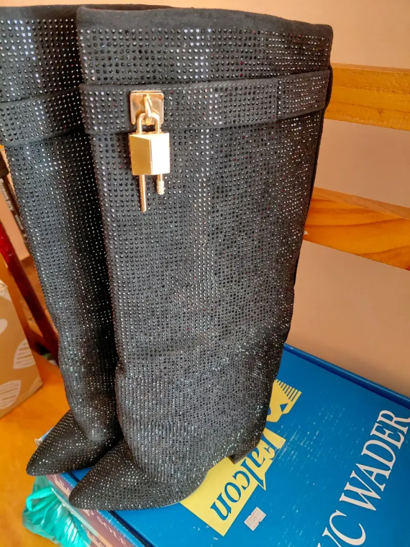 Botas negras con detalles brillantes