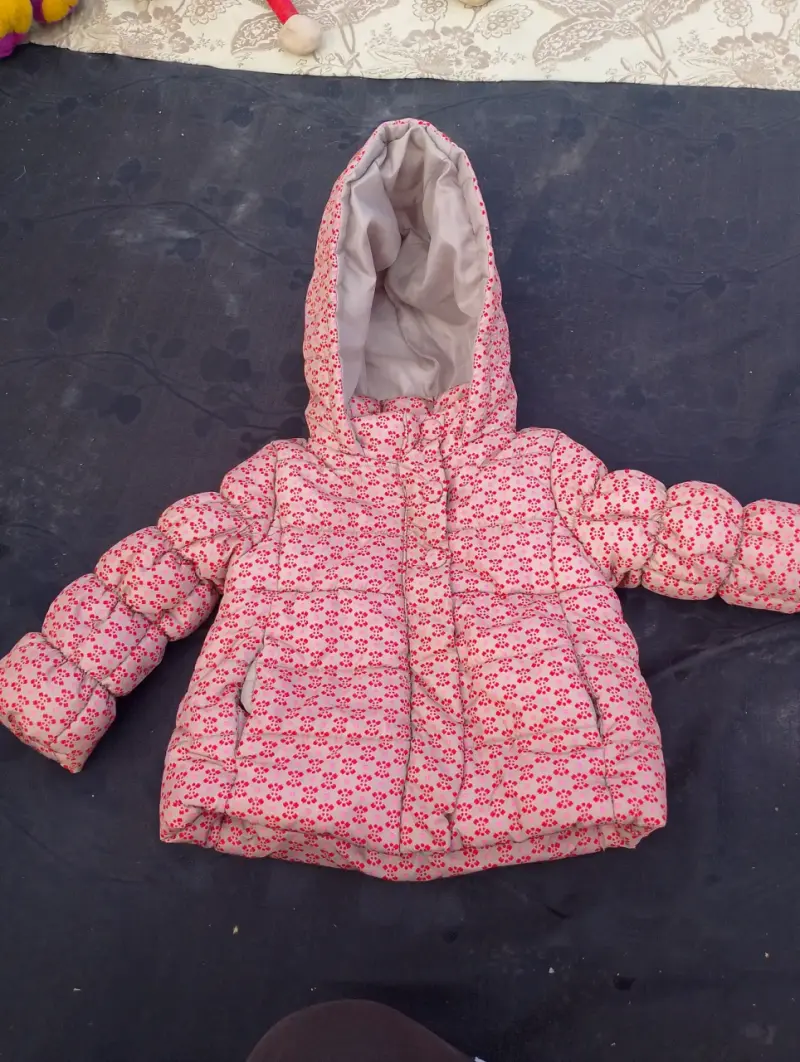Chaqueta infantil acolchada con capucha - 1