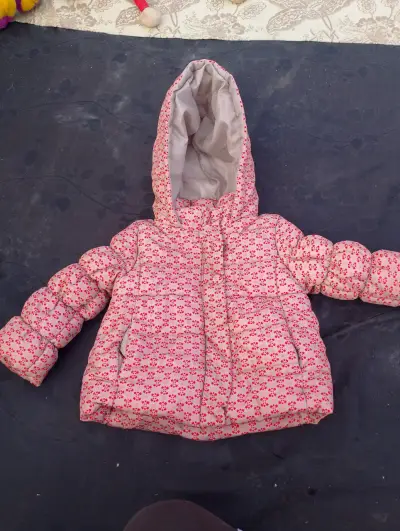 Chaqueta infantil acolchada con capucha - miniatura 1