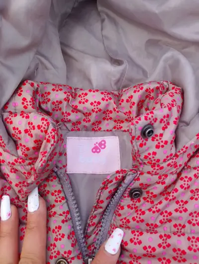 Chaqueta infantil acolchada con capucha - miniatura 2