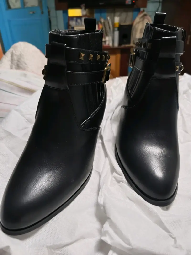 Botines negros con tachas y hebillas - 1