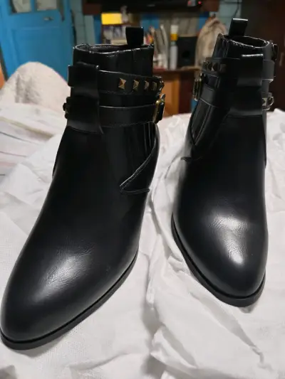 Botines negros con tachas y hebillas - miniatura 1