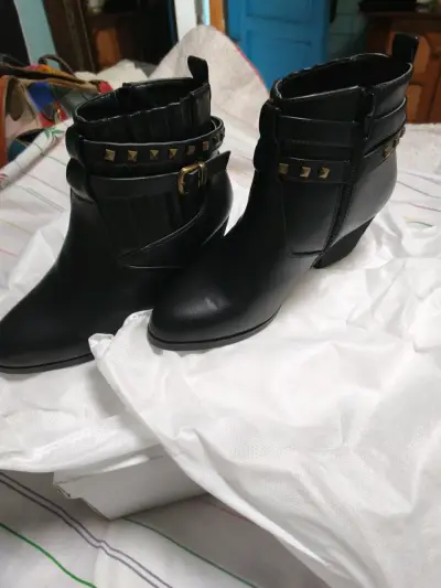 Botines negros con tachas y hebillas - miniatura 2