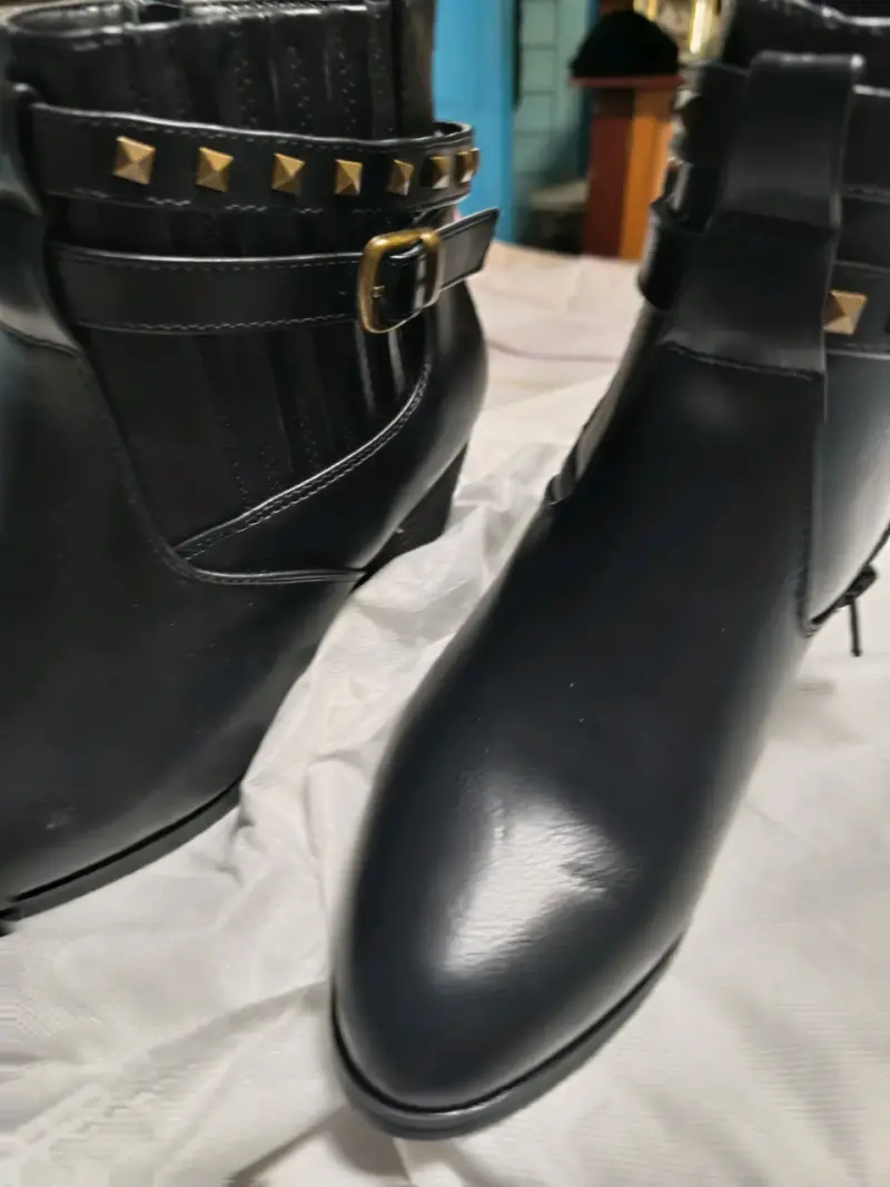 Botines negros con tachas y hebillas - 3