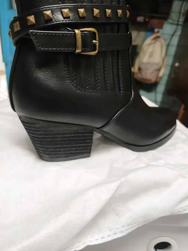 Botines negros con tachas y hebillas - 5