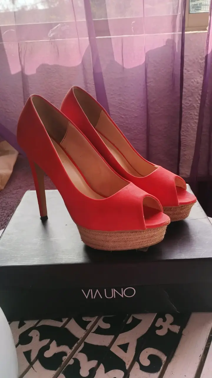 Tacones rojos Via Uno con plataforma
