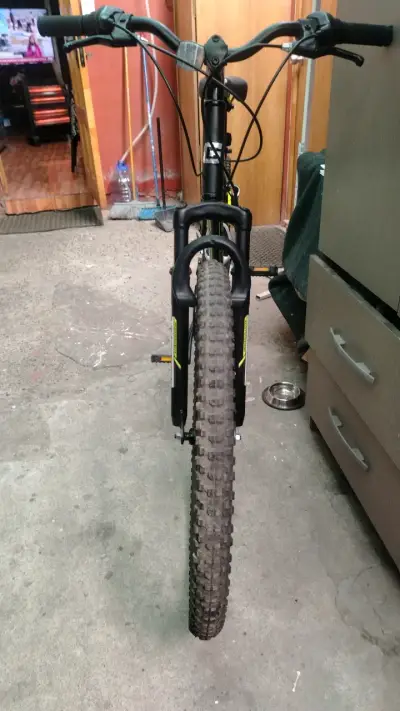 Bicicleta montaña Incline negra y amarilla - miniatura 2
