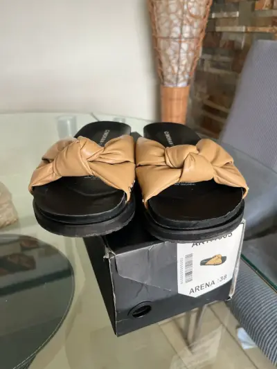 Sandalias planas beige con diseño de lazo - miniatura 1