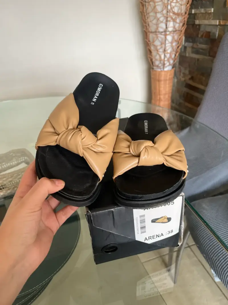 Sandalias planas beige con diseño de lazo - 2