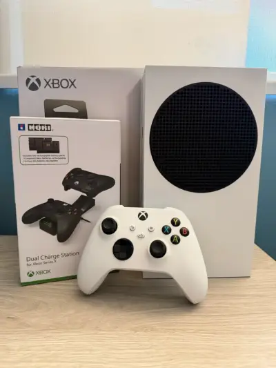 Consola Xbox Series S y cargador de baterías - miniatura 1