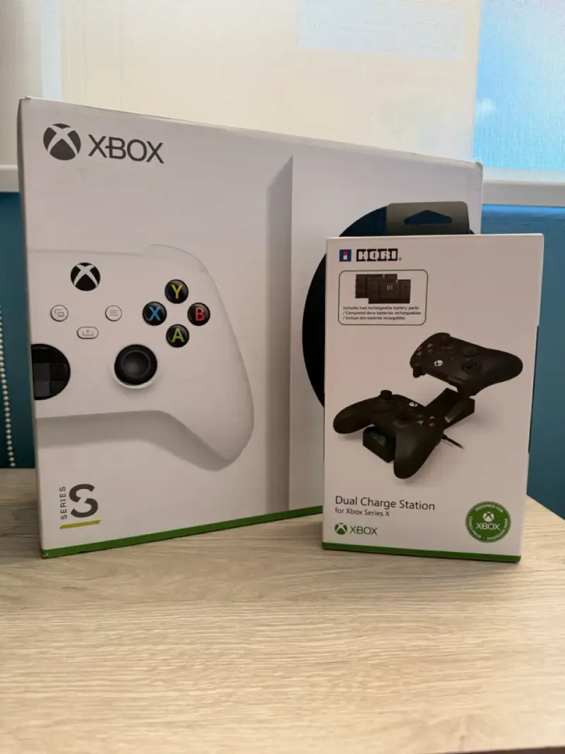 Consola Xbox Series S y cargador de baterías - 4