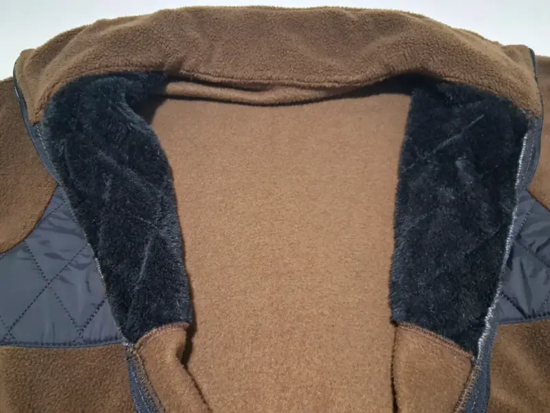 Chaqueta polar marrón con detalles acolchados - 3
