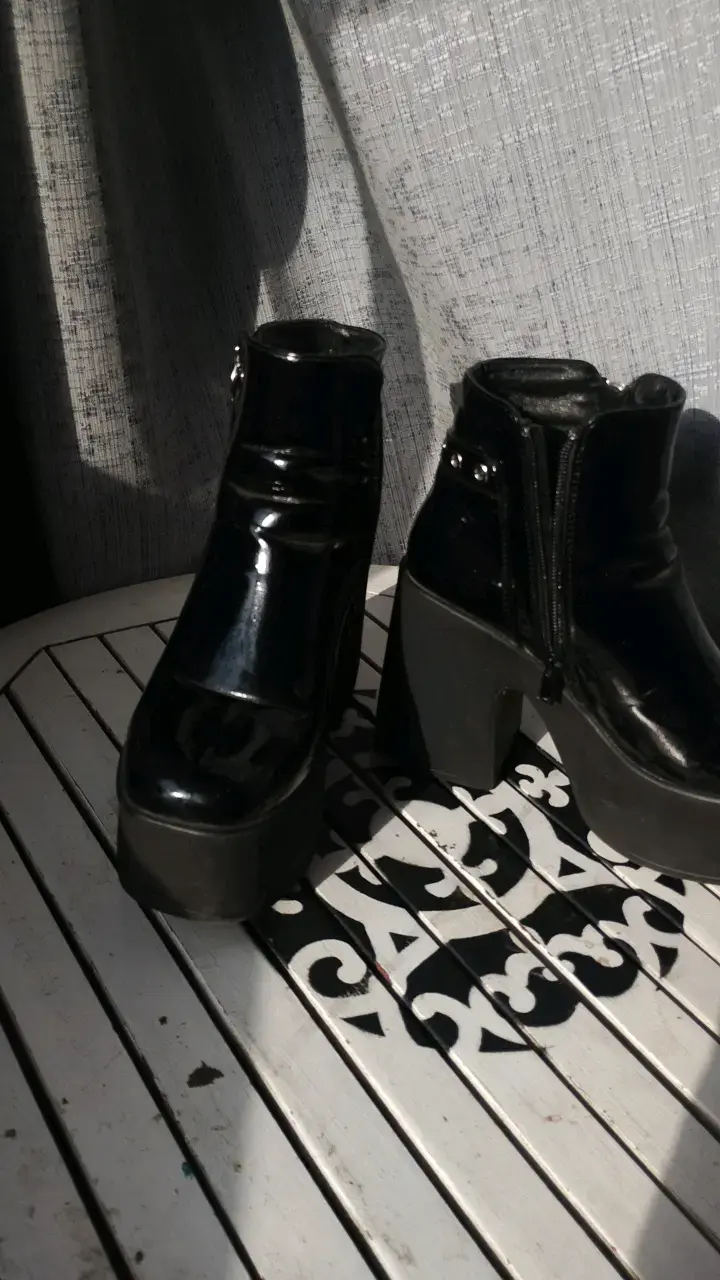 Botines de charol negro con plataforma - 1