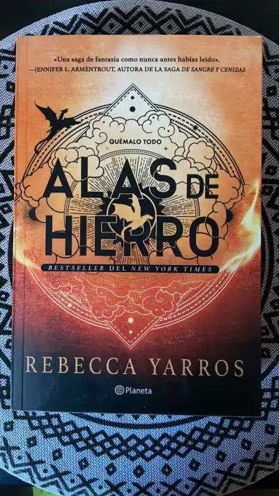Libro 'Alas de Hierro' de Rebecca Yarros - miniatura 1