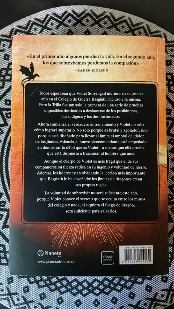 Libro 'Alas de Hierro' de Rebecca Yarros - 2