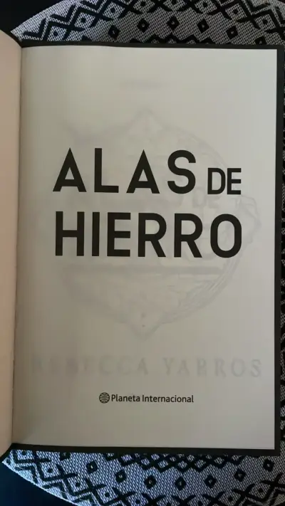 Libro 'Alas de Hierro' de Rebecca Yarros - miniatura 3