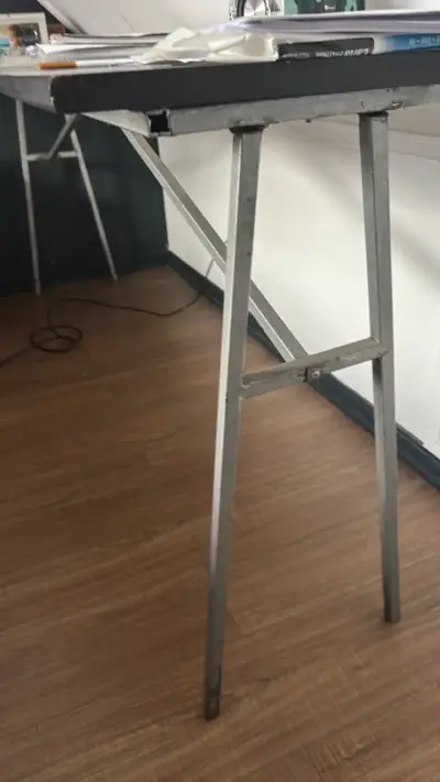 Escritorio con base de fierro - miniatura 2