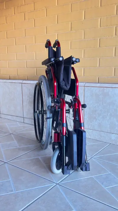 Silla de ruedas geriátrica ligera roja - miniatura 1