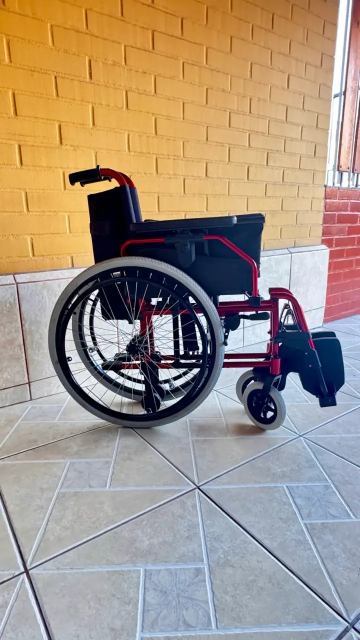 Silla de ruedas geriátrica ligera roja - 2