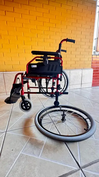 Silla de ruedas geriátrica ligera roja - miniatura 3