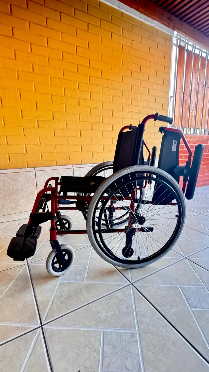 Silla de ruedas geriátrica ligera roja - 4