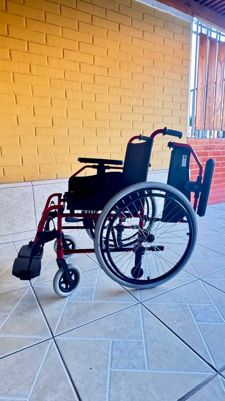 Silla de ruedas geriátrica ligera roja - 5