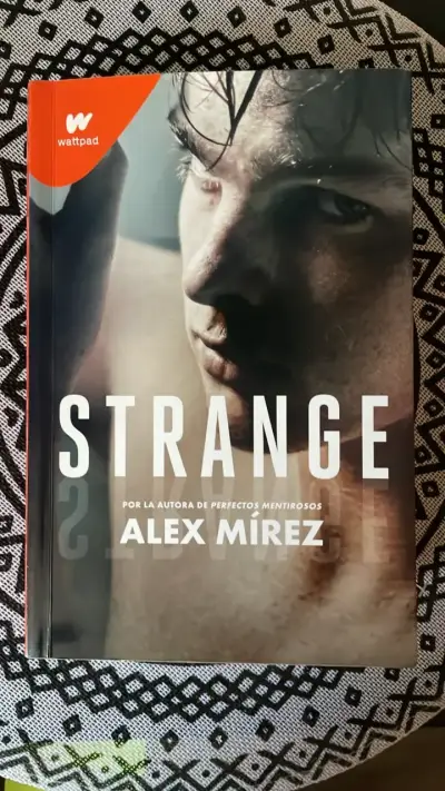 Libro 'Strange' de Alex Mírez - miniatura 1