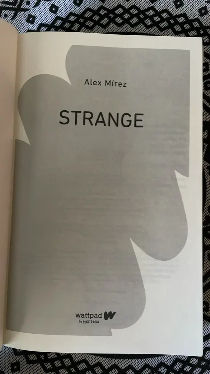 Libro 'Strange' de Alex Mírez - 4