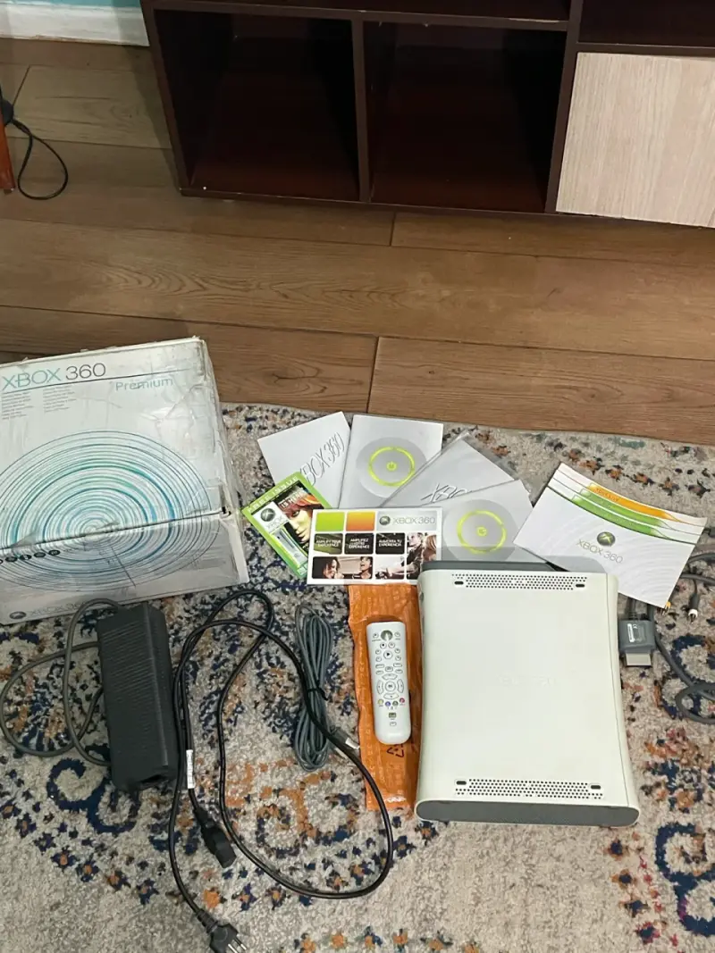 Consola Xbox 360 con caja y manuales - 2