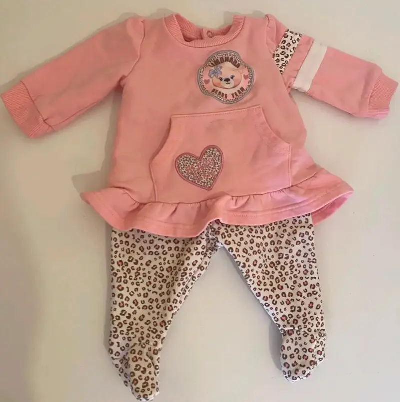 Conjunto de bebé rosado con estampado animal