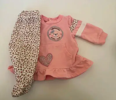 Conjunto de bebé rosado con estampado animal - miniatura 2