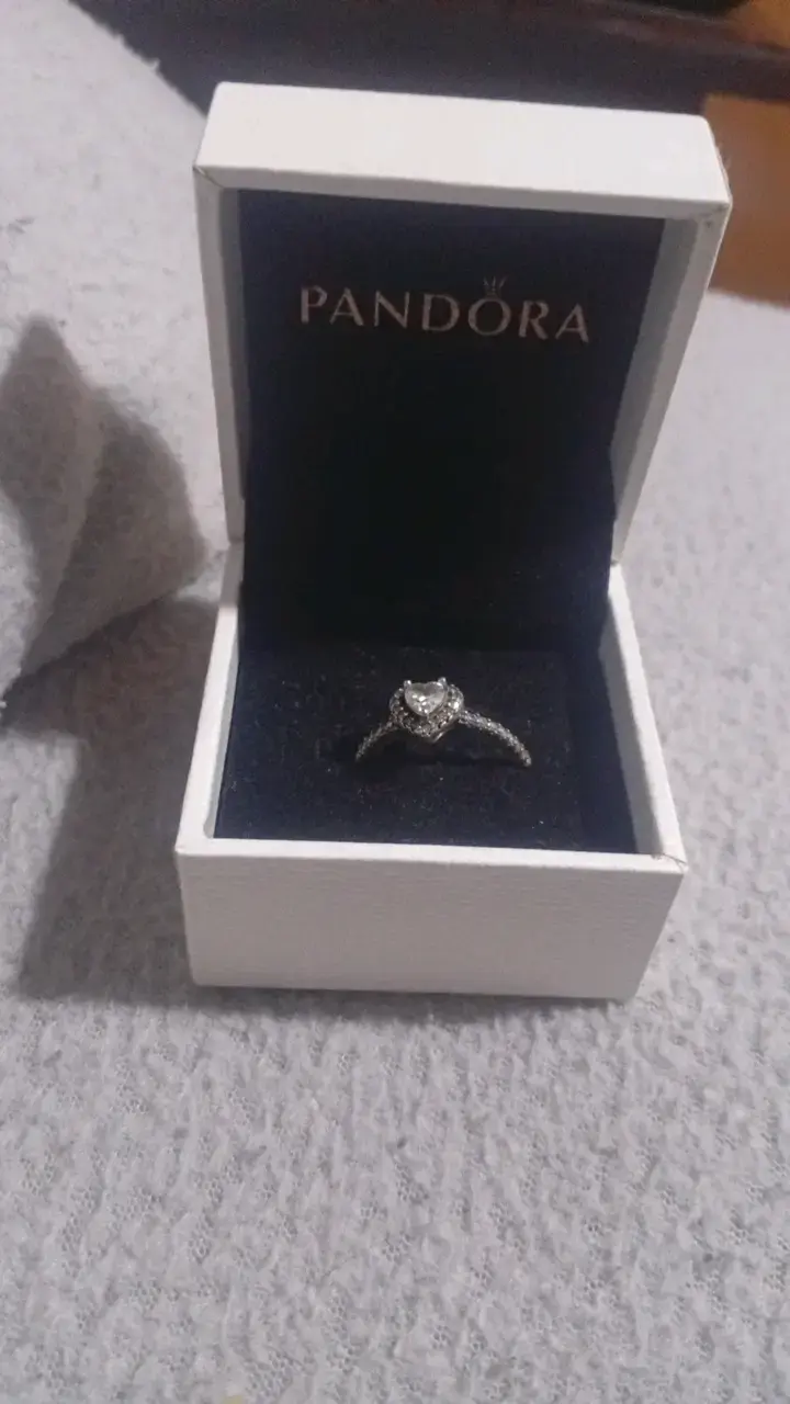 Anillo Pandora con diseño de corazón - 1