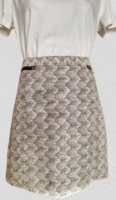 Falda corta formal con diseño en blanco y negro - 1