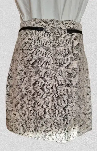 Falda corta formal con diseño en blanco y negro - 2