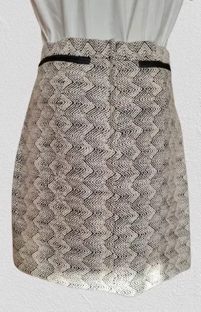 Falda corta formal con diseño en blanco y negro - miniatura 2