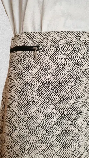 Falda corta formal con diseño en blanco y negro - 3