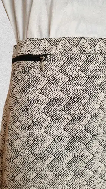 Falda corta formal con diseño en blanco y negro - miniatura 3